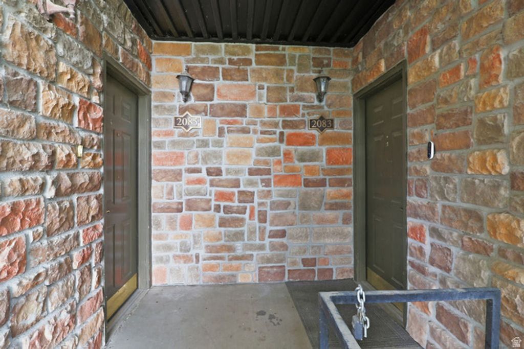Image 5 of property listing at 2083 N MORNING STAR DR, Saratoga Springs, UT 84045