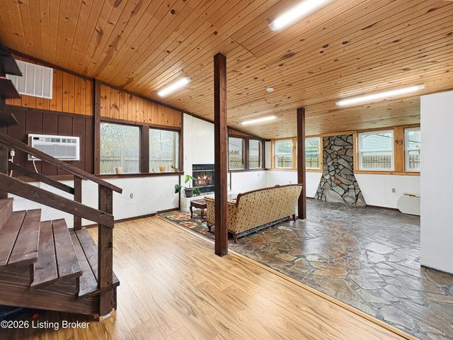 226 Kenoak Dr, Louisville, KY 40214