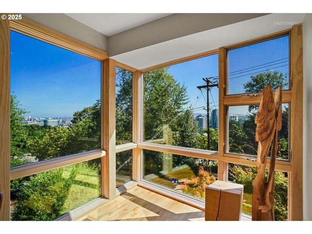 3907 Sw VIEW POINT Ter, Portland, OR 97239