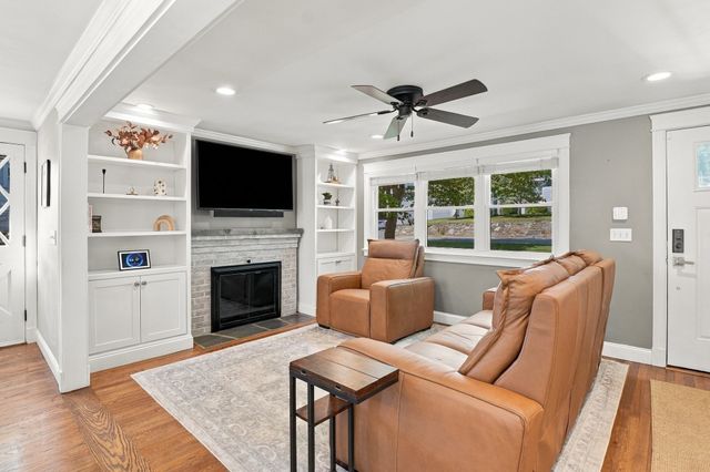 71 Causeway St, Hudson, MA 01749
