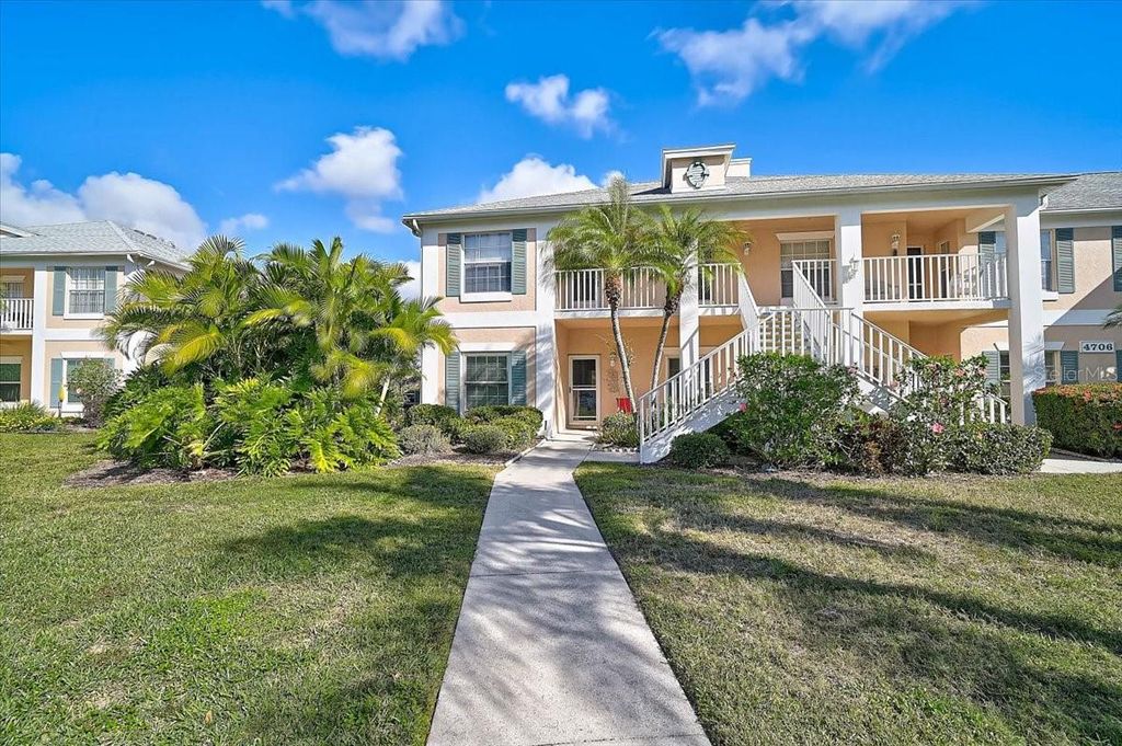 Image 3 of property listing at 4706 SAND TRAP STREET CIRCLE E 101, Bradenton, FL 34203