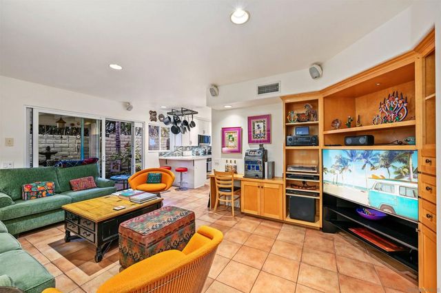 7215 Daffodil Pl, Carlsbad, CA 92011