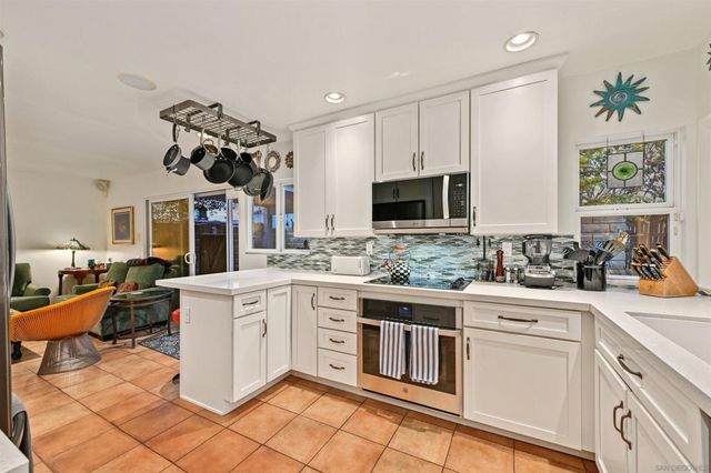 7215 Daffodil Pl, Carlsbad, CA 92011
