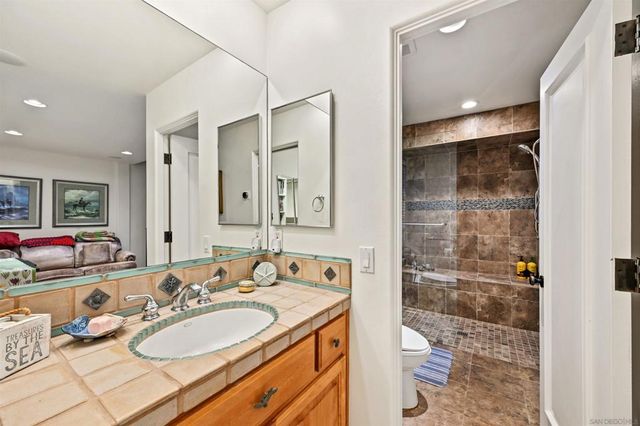 7215 Daffodil Pl, Carlsbad, CA 92011