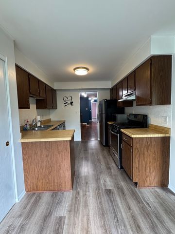 871 Cross Creek Court C3, Roselle, IL 60172