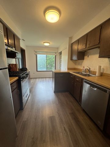 871 Cross Creek Court C3, Roselle, IL 60172