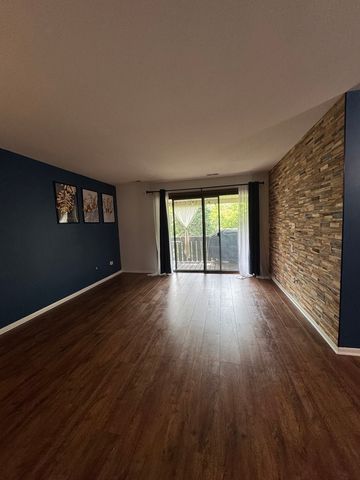 871 Cross Creek Court C3, Roselle, IL 60172