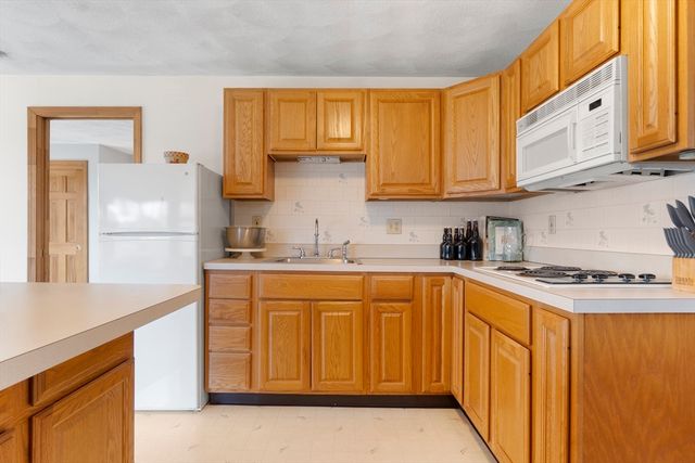 137 Catamount Rd, Tewksbury, MA 01876