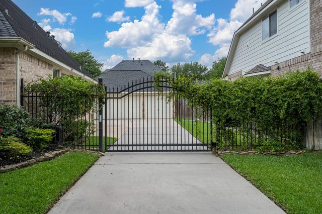 10411 Harnwell Crossing Drive, Spring, TX 77379