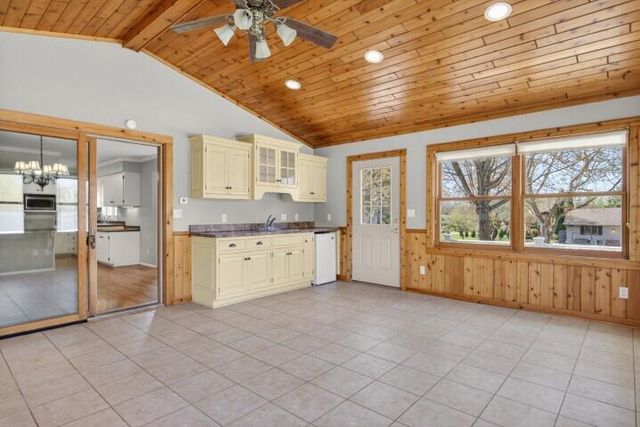 914 Hawthorne DRIVE, Howards Grove, WI 53083