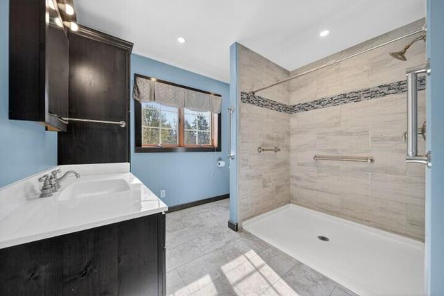 914 Hawthorne DRIVE, Howards Grove, WI 53083