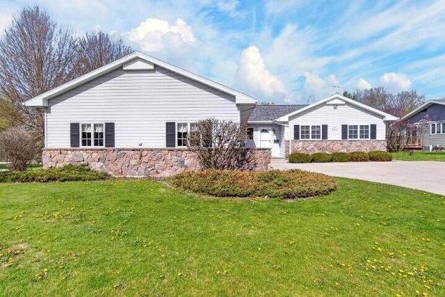 914 Hawthorne DRIVE, Howards Grove, WI 53083