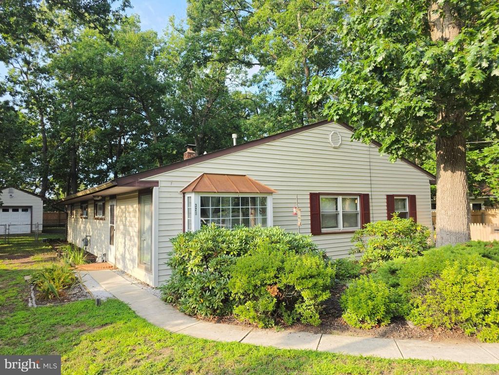 329 EVERGREEN RD, Mount Laurel, NJ 08054