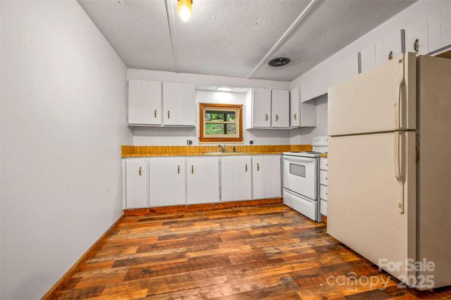 102 Windwood Hill Road, Hendersonville, NC 28739