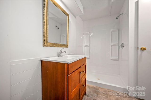 102 Windwood Hill Road, Hendersonville, NC 28739