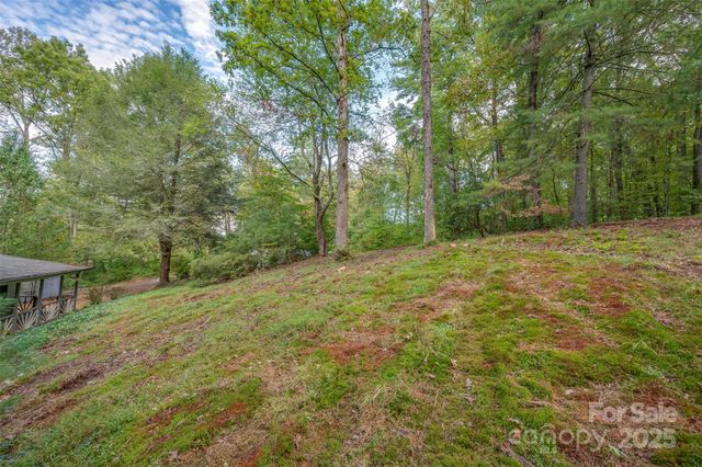 102 Windwood Hill Road, Hendersonville, NC 28739