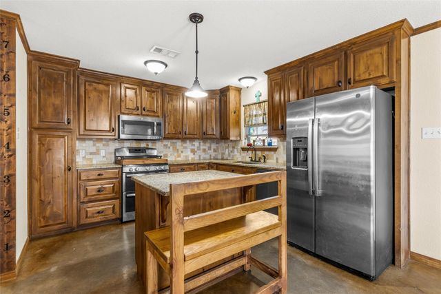 814 N Harrison Street, West, TX 76691