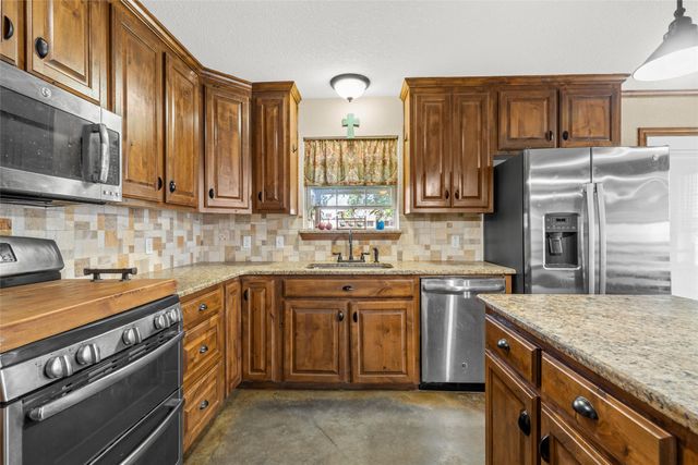 814 N Harrison Street, West, TX 76691
