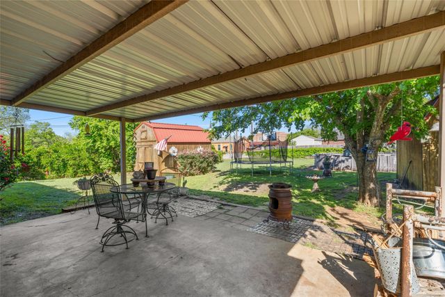 814 N Harrison Street, West, TX 76691