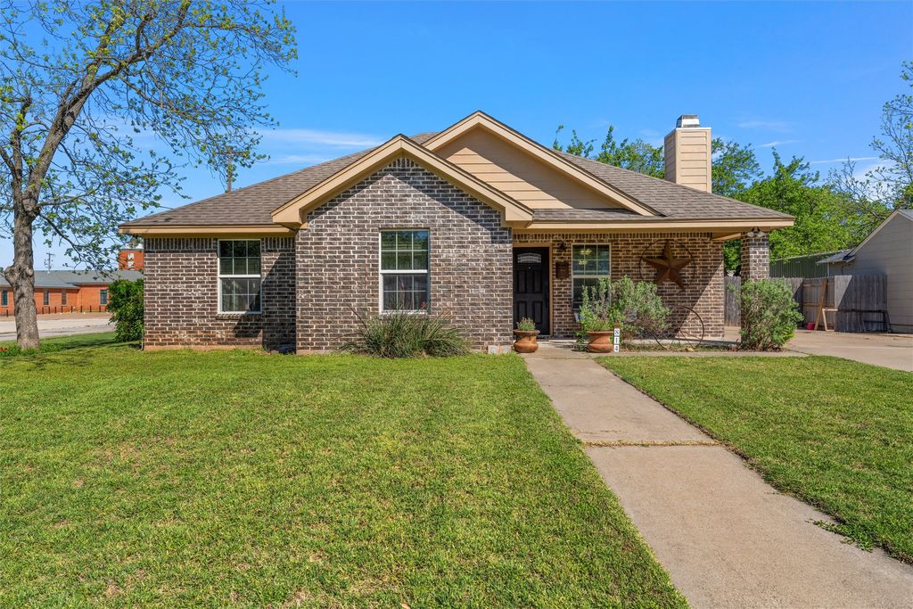 814 N Harrison Street, West, TX 76691