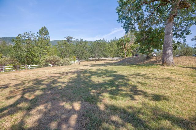 180 Sun Oak Way, Grants Pass, OR 97526