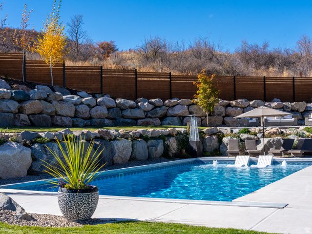 6861 E SUMMIT PEAK CIR, Huntsville, UT 84317
