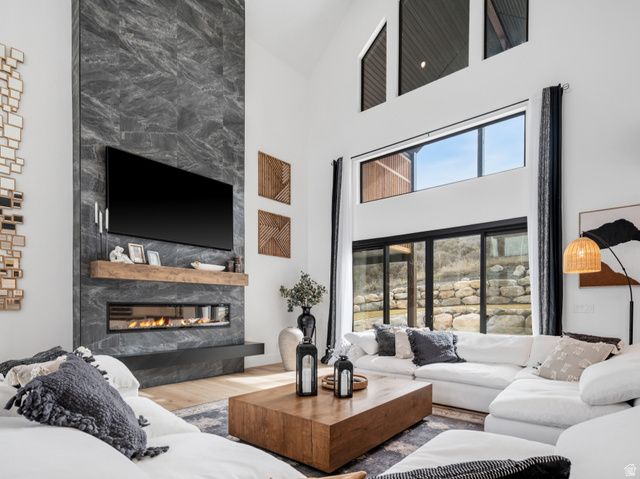 6861 E SUMMIT PEAK CIR, Huntsville, UT 84317