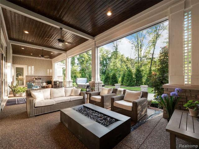 207 Port Side Drive, Lake Orion, MI 48362