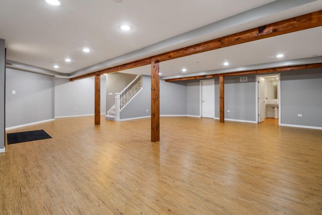 1055 Mission Hills Court, Chesterton, IN 46304