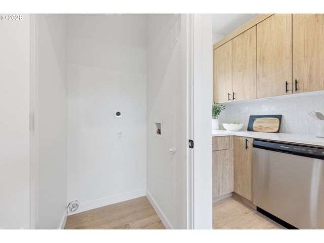 11717 Se ASH St, Portland, OR 97216