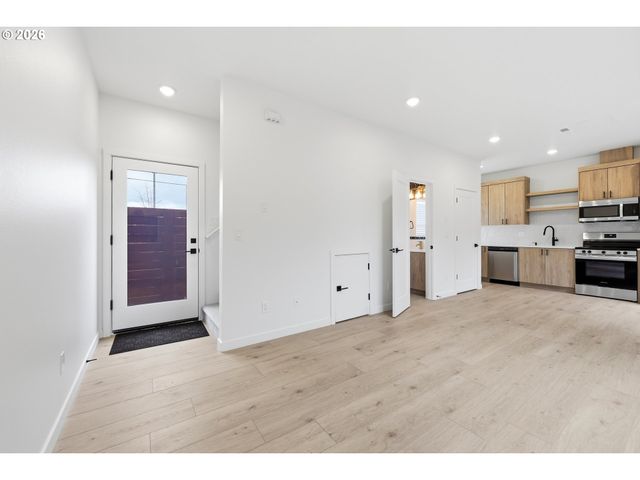 11717 Se ASH St, Portland, OR 97216