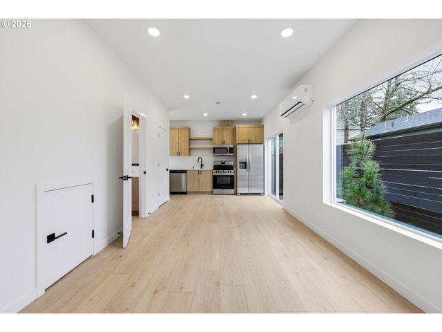 11717 Se ASH St, Portland, OR 97216