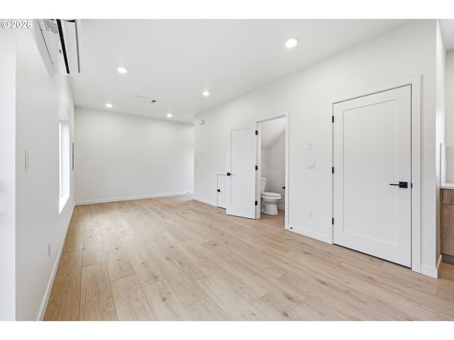 11717 Se ASH St, Portland, OR 97216