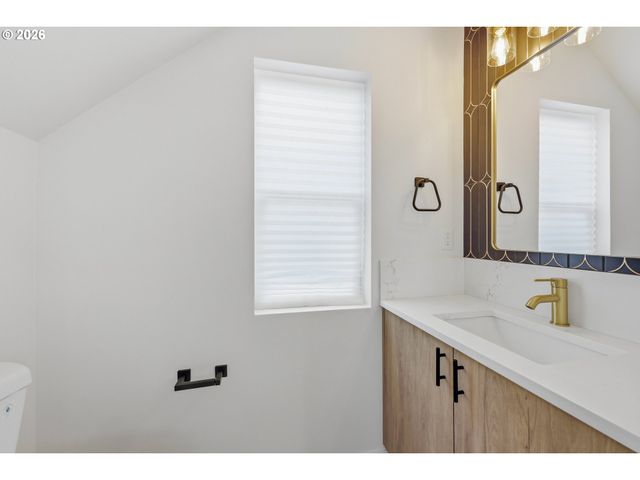 11717 Se ASH St, Portland, OR 97216