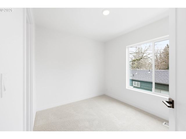 11717 Se ASH St, Portland, OR 97216