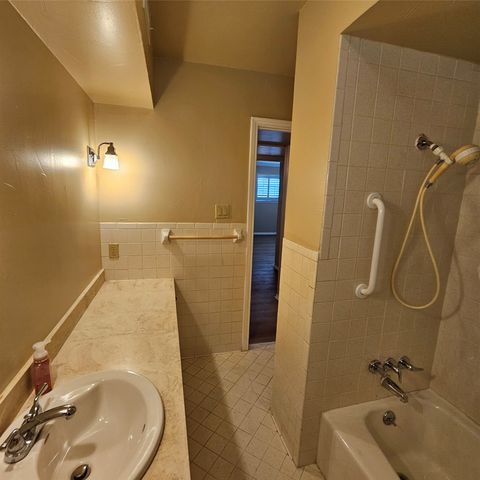 6033 Sandhurst Lane D, Dallas, TX 75206
