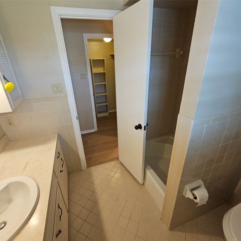 6033 Sandhurst Lane D, Dallas, TX 75206
