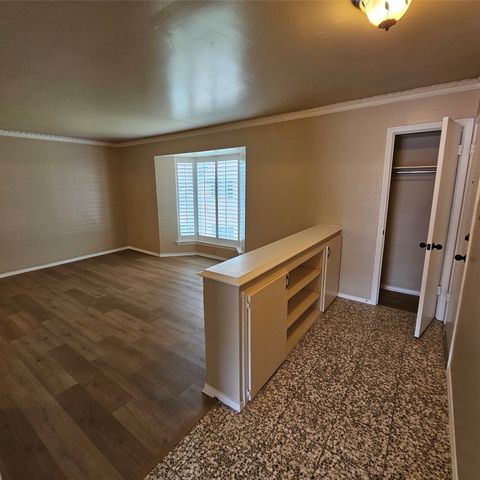 6033 Sandhurst Lane D, Dallas, TX 75206