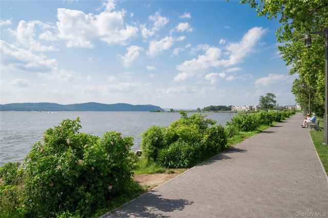 14 Powder Horn Way, Tarrytown, NY 10591
