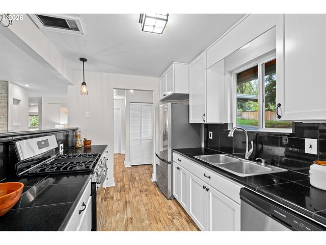 2194 VALLEY VIEW Dr, West Linn, OR 97068