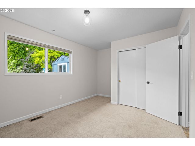 2194 VALLEY VIEW Dr, West Linn, OR 97068