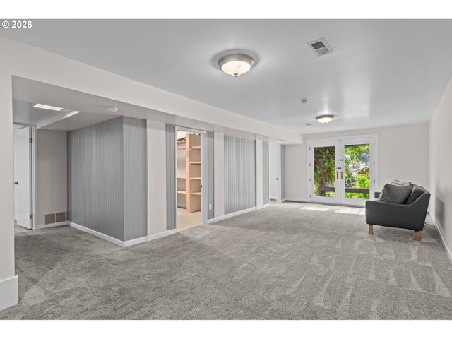 2194 VALLEY VIEW Dr, West Linn, OR 97068