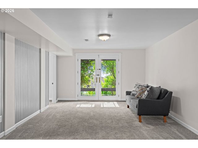 2194 VALLEY VIEW Dr, West Linn, OR 97068