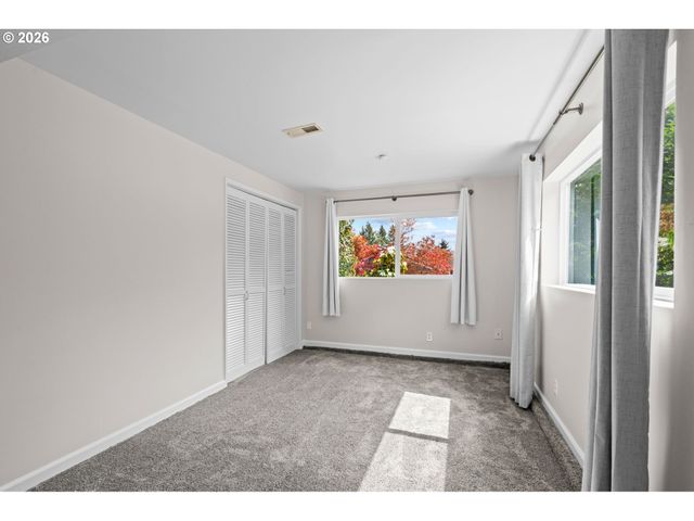 2194 VALLEY VIEW Dr, West Linn, OR 97068