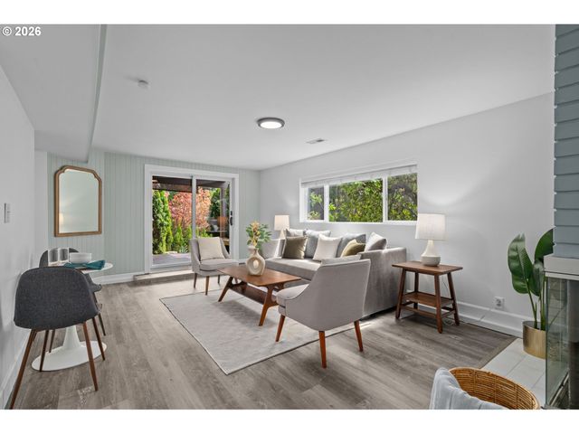 2194 VALLEY VIEW Dr, West Linn, OR 97068