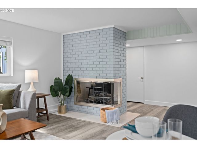 2194 VALLEY VIEW Dr, West Linn, OR 97068