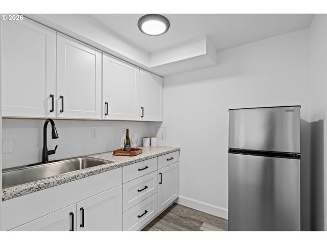 2194 VALLEY VIEW Dr, West Linn, OR 97068