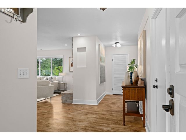 2194 VALLEY VIEW Dr, West Linn, OR 97068