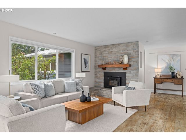 2194 VALLEY VIEW Dr, West Linn, OR 97068