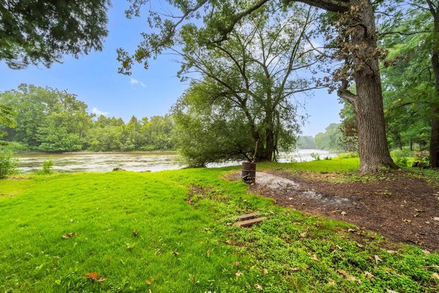 1900 Edgewater DRIVE, Grafton, WI 53024